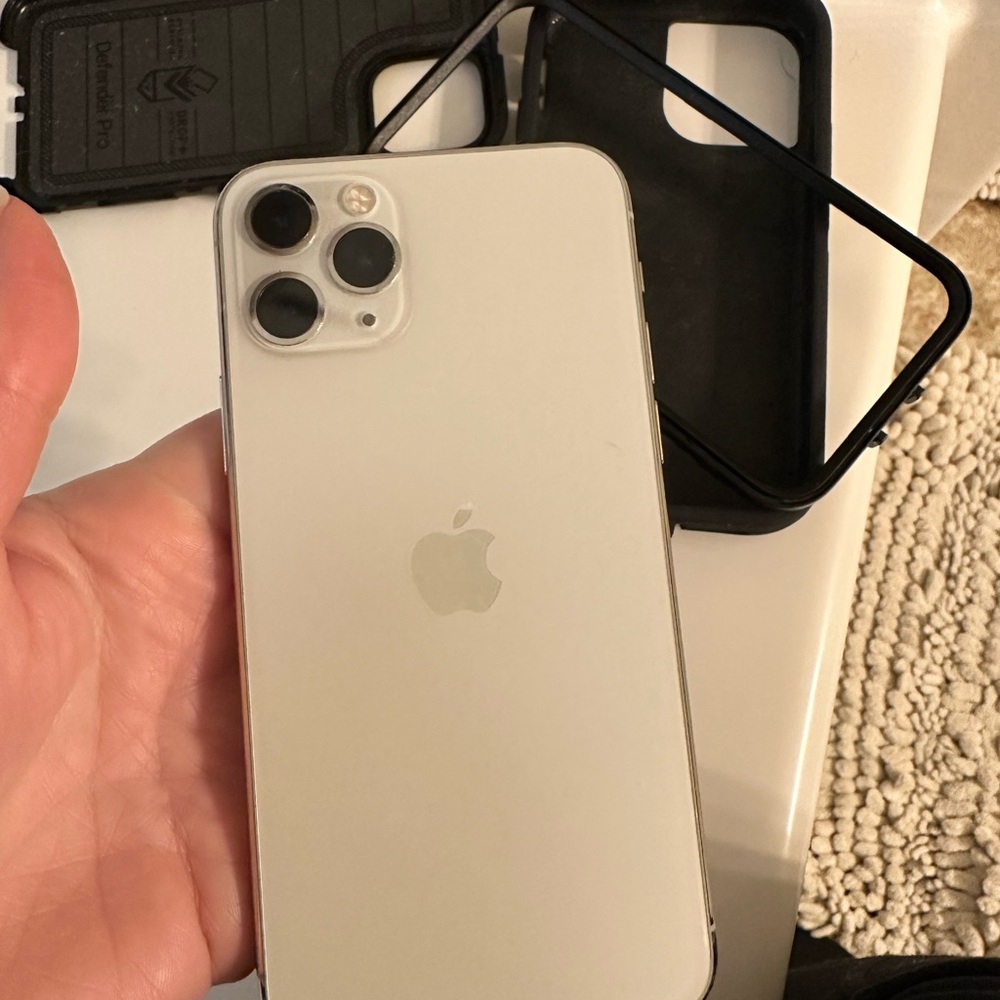 Apple iPhone 11 Pro 256 GB Silver with Otterbox T-Mobile - Picture 7 of 14